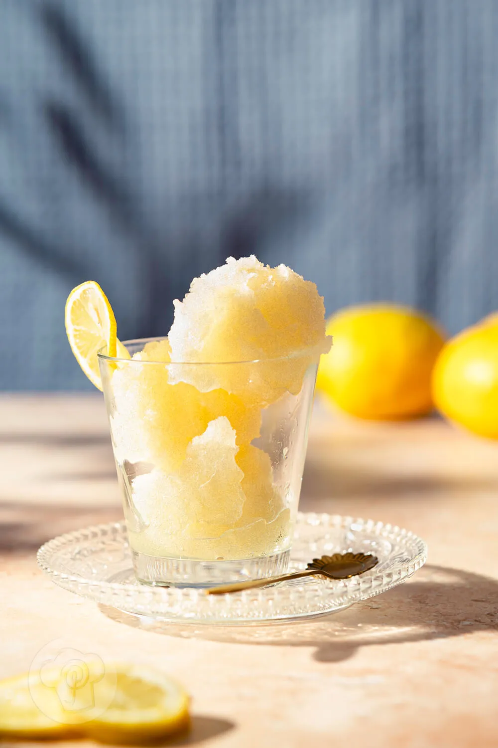 Zitronensorbet appetitlich im Glas serviert