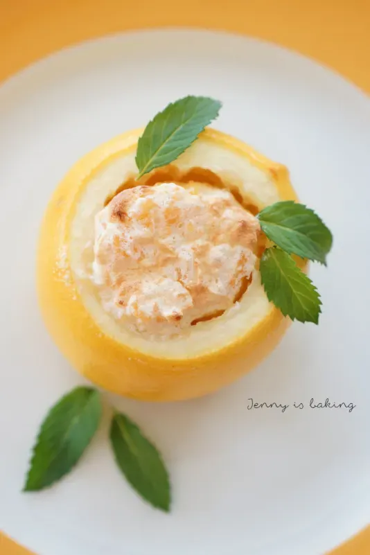 Zitronensoufflé in halbierten Zitronen