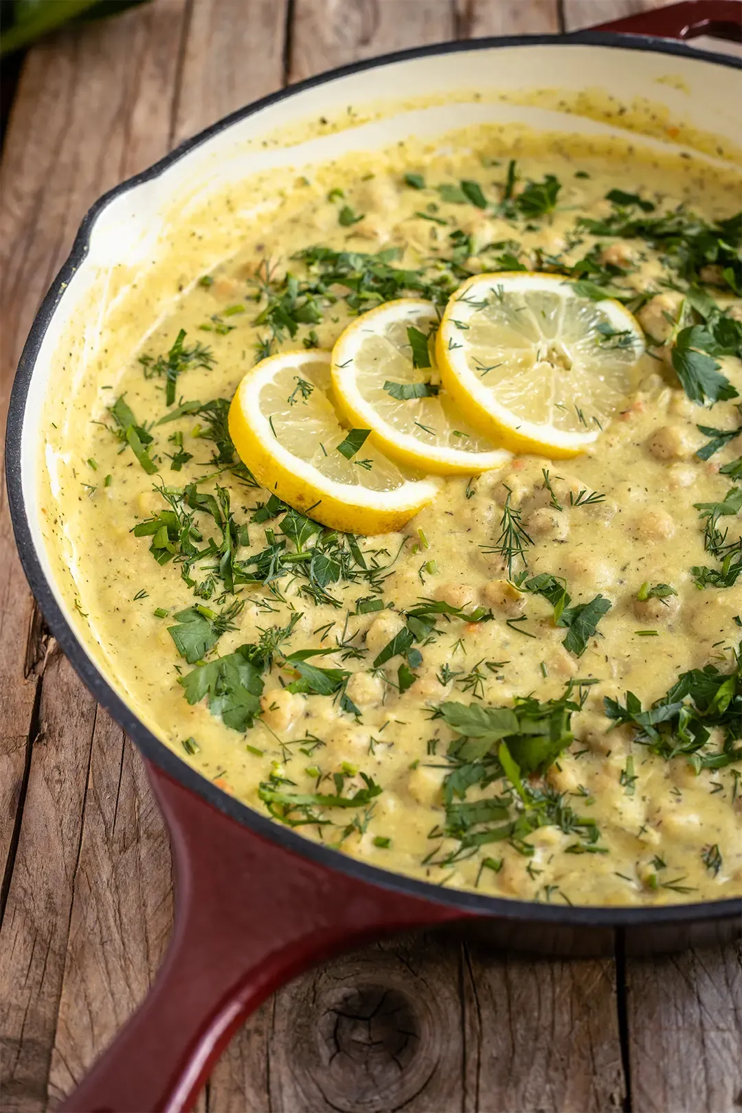 Zitronige Kichererbsenpfanne mit frischen Kräutern und Schaufelbrot