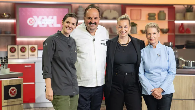 Zora Klipp, Viktoria Fuchs, Johann Lafer und Cornelia Poletto bei "Die Küchenschlacht XXL"
