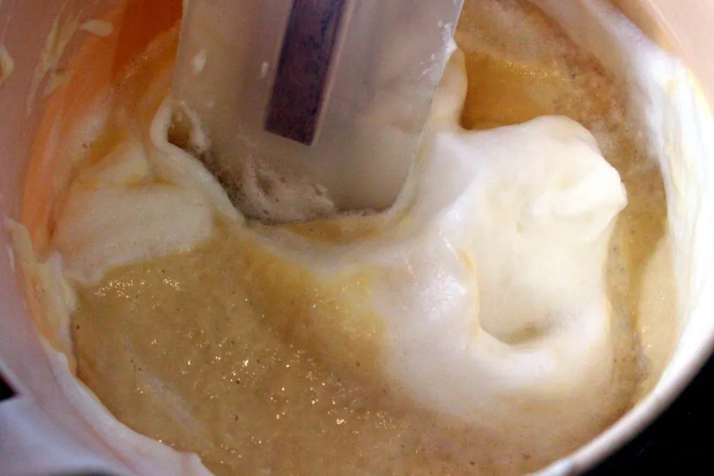 Zubereitete Egli Filets und Spargeln mit Zitrone