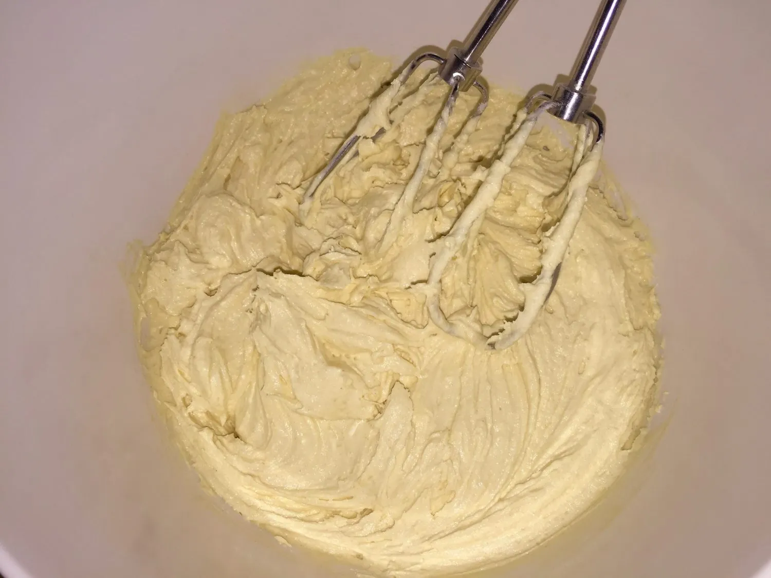 Zubereitung des Rührteigs für den einfachen Versunkenen Apfelkuchen