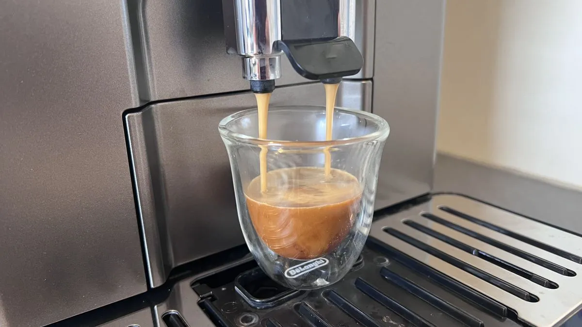 Zubereitung eines Iced Latte mit der Eletta Explore