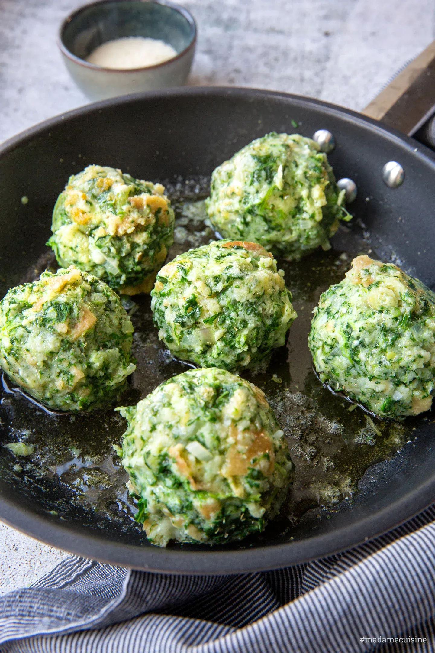 Zubereitungsschritte für Südtiroler Spinatknödel in der Schüssel