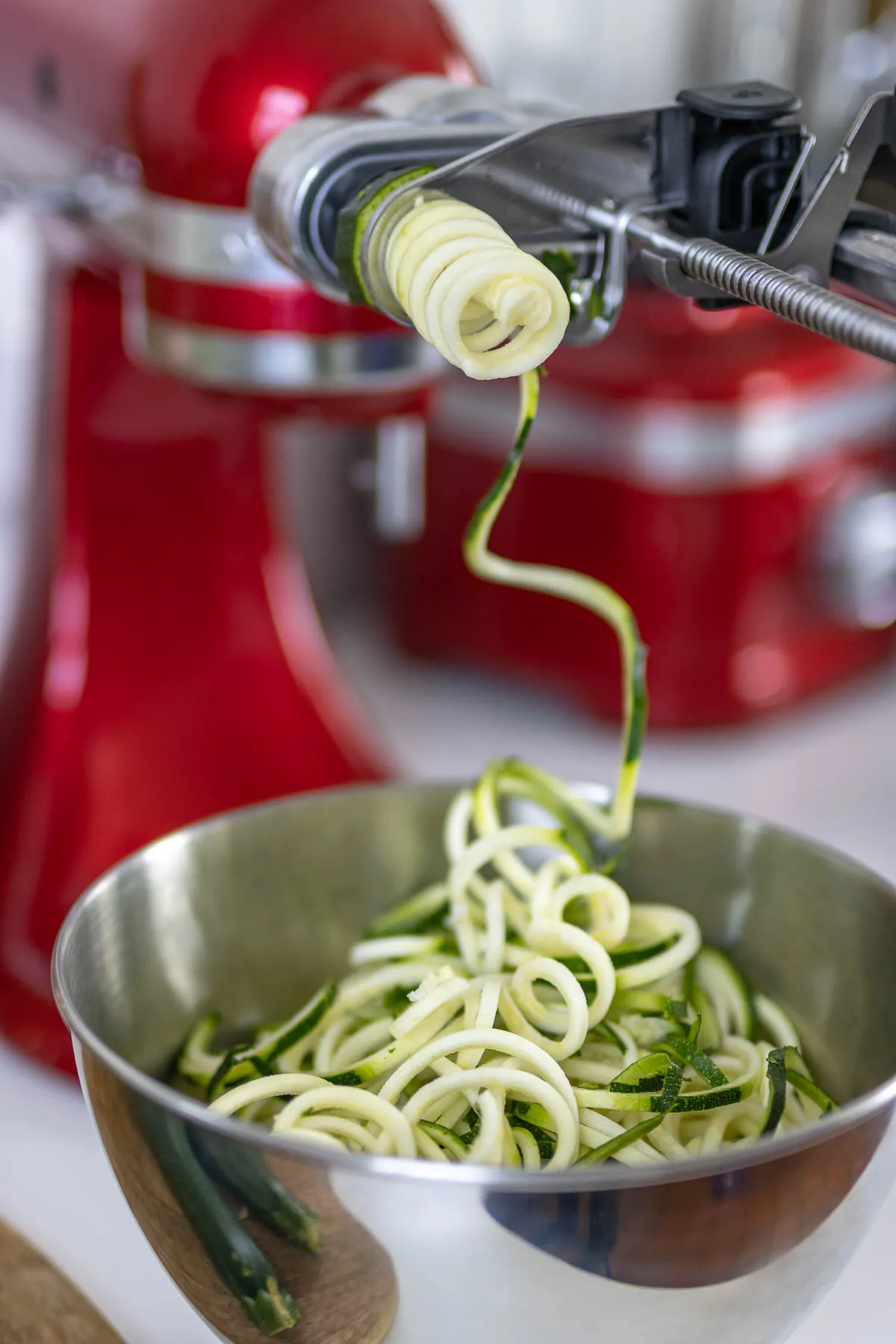 Zucchini-Nudeln frisch aus dem KitchenAid Spiralschneider