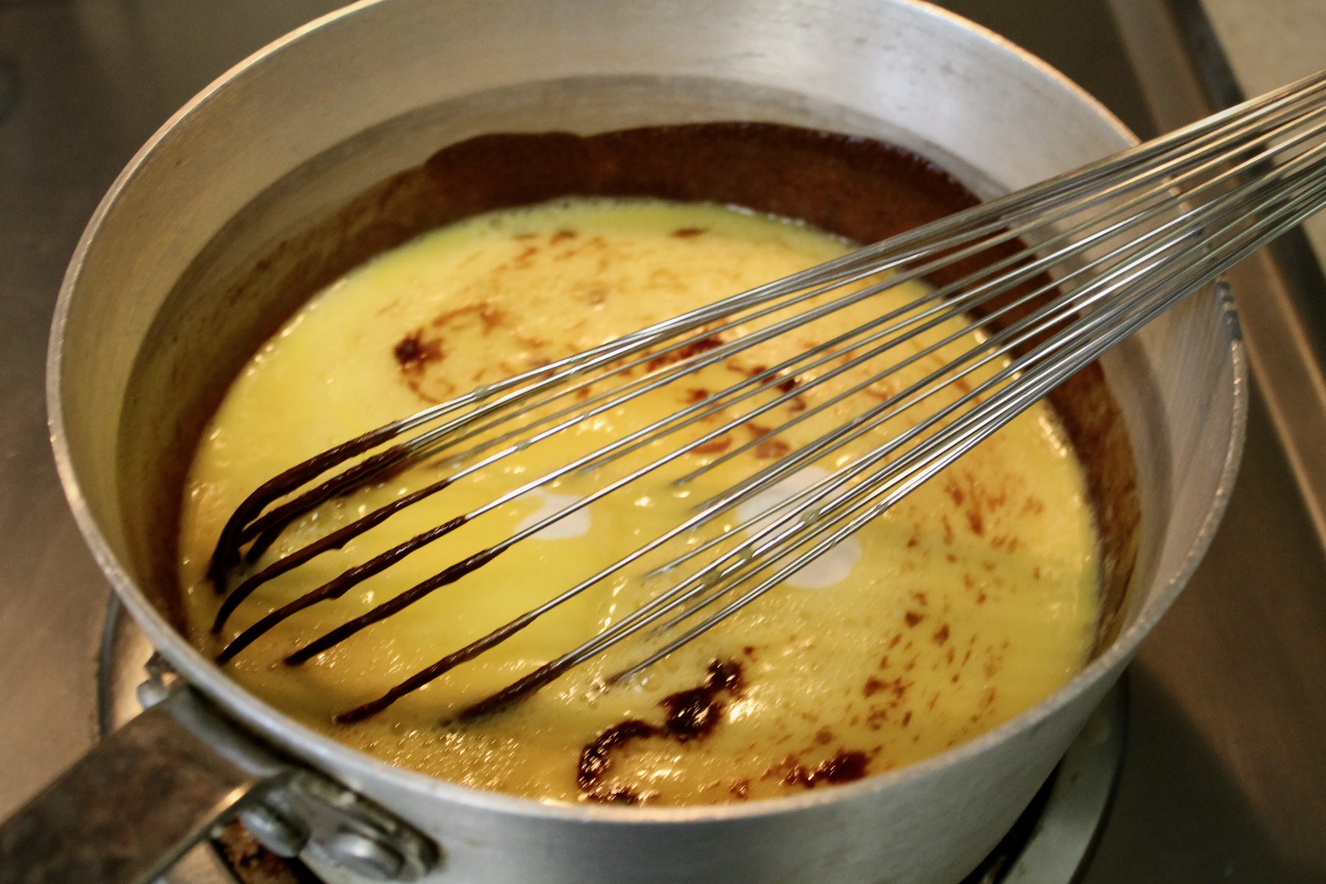 Zucker und Eier werden unter die Schokoladenmischung gerührt