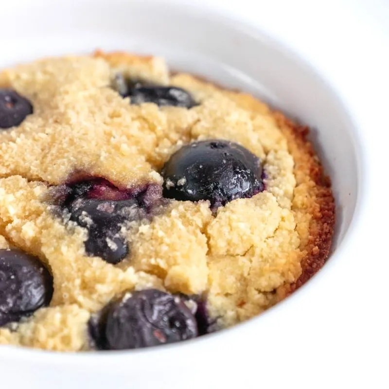 Zuckerfreier Low Carb Keto Blaubeer Tassenkuchen ohne Mehl & ohne Kohlenhydrate Mobile Featured Image