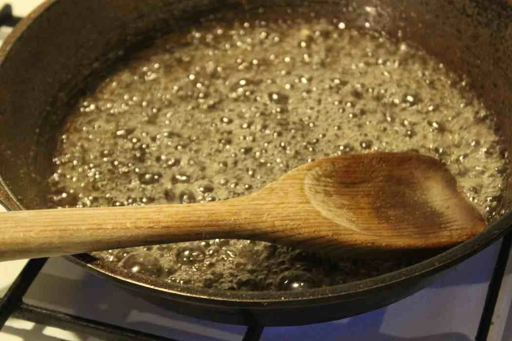 Zuckerwasser karamellisiert langsam in der Pfanne
