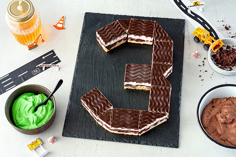 Zusammengesetzte Kuchenstücke bilden die Zahl 3