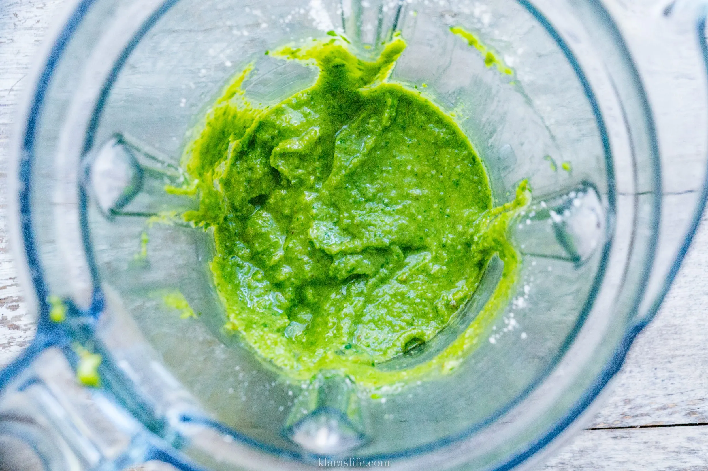 Zutaten für Basilikumpesto: Basilikum, Pinienkerne, Olivenöl