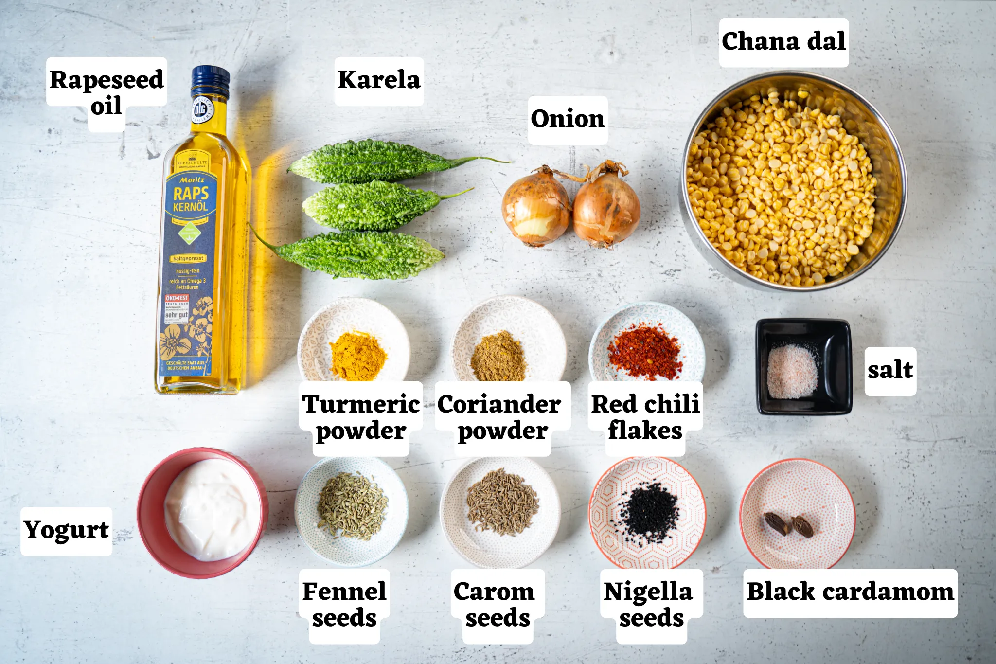 Zutaten für Chana Dal Karela, einschließlich Bittergurke und Gewürze