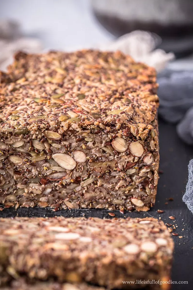 Zutaten für das Körnerbrot in Schüsseln bereitgestellt