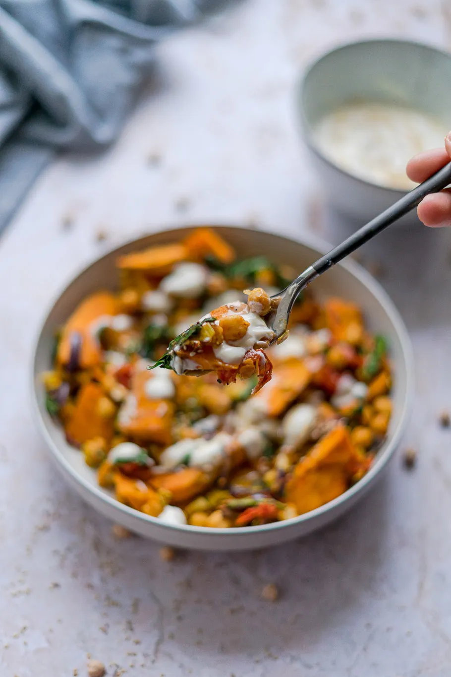 Zutaten für das Süßkartoffel-Kichererbsen-Blech auf einem Holzbrett