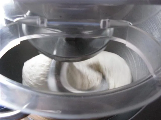 Zutaten für DDR Brötchen in der Küchenmaschine