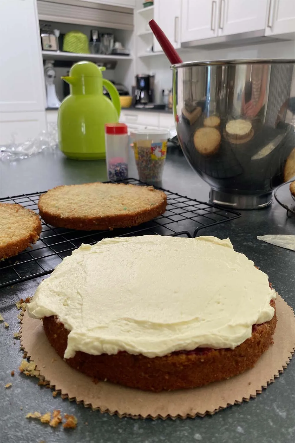 Zutaten für den Funfetti Geburtstagskuchen Teig mit bunten Streuseln