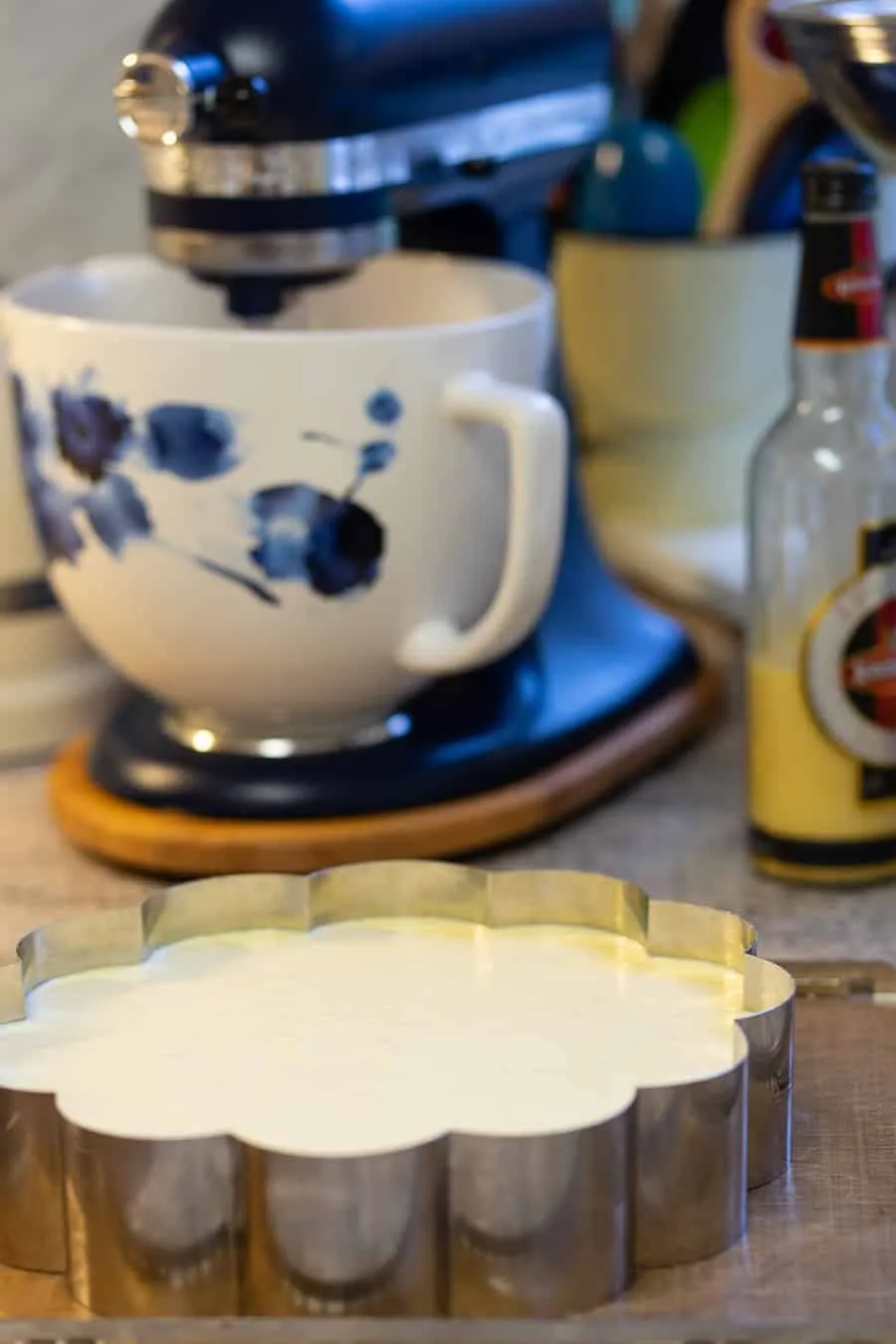 Zutaten für den Käsekuchen: Eierlikör, Quark, Buttermilch und Eier auf einem Backblech