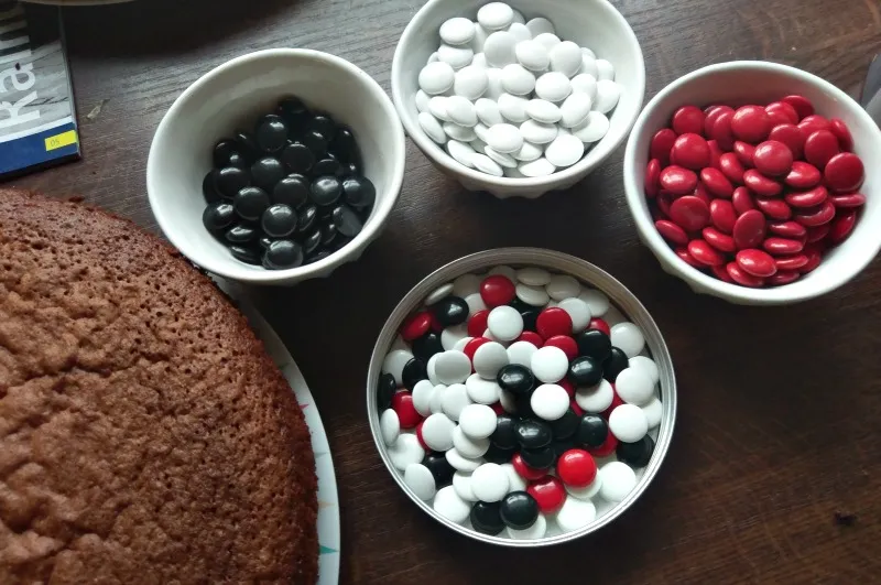 Zutaten für den leckeren Schokoladenkuchen: Eier, Zucker, Öl, Orangensaft, Mehl, Backpulver, Kakao und Kuvertüre