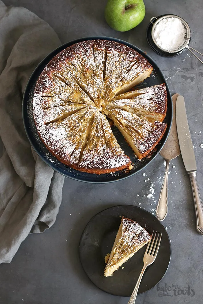 Zutaten für den Low-Carb Apfelkuchen auf einem Holztisch