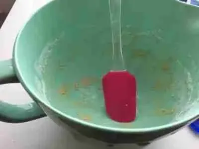 Zutaten für den Osterzopf auf einer Arbeitsfläche