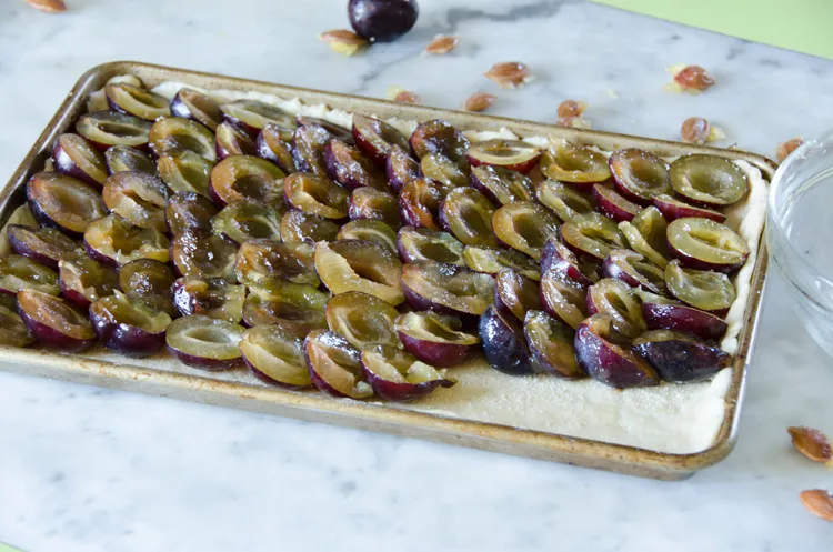 Zutaten für den Pflaumenkuchen bereit zum Verarbeiten