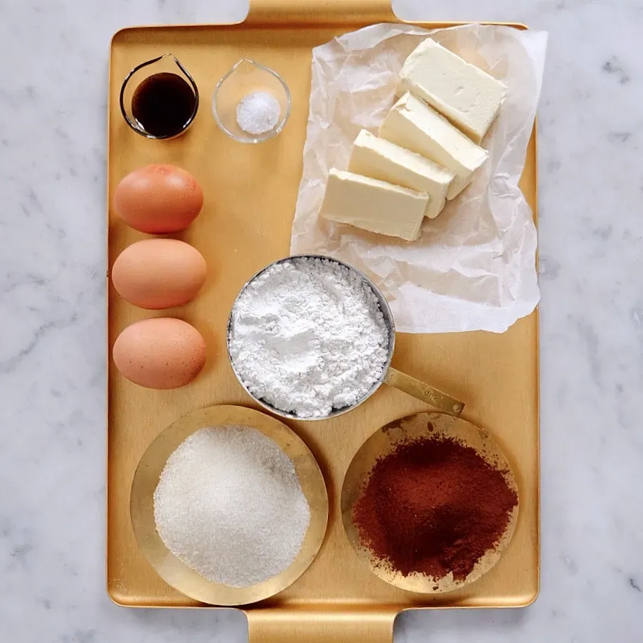 Zutaten für den Schokoladenkuchen werden in einer Rührschüssel vermengt