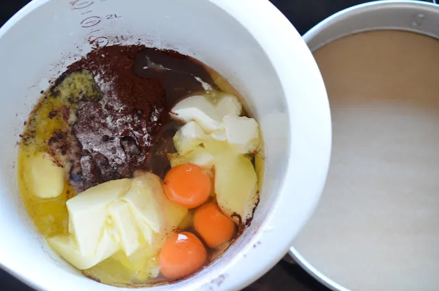 Zutaten für den Schokoladenkuchenteig in einer Schüssel