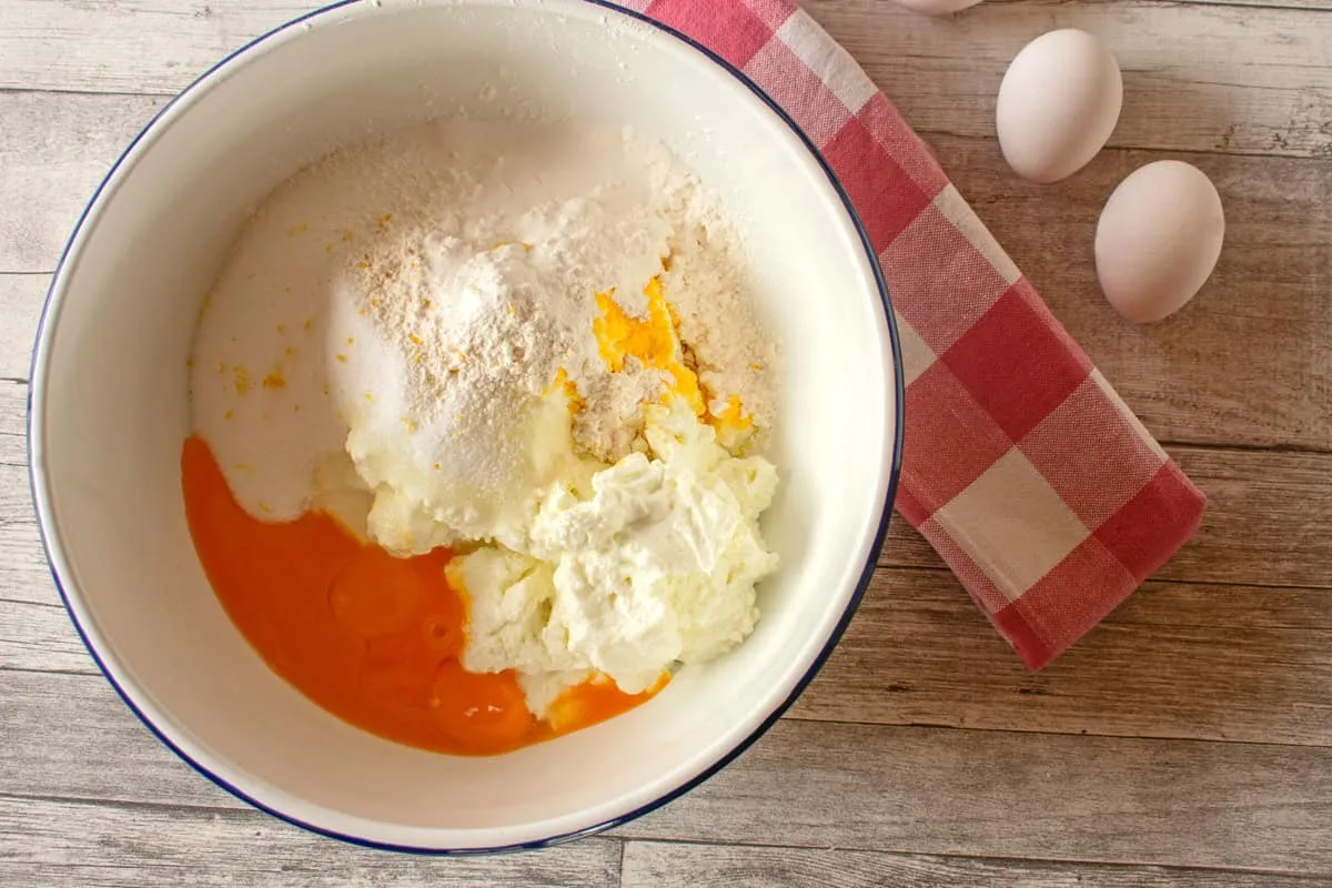 Zutaten für die Käsekuchenfüllung in einer großen Schüssel