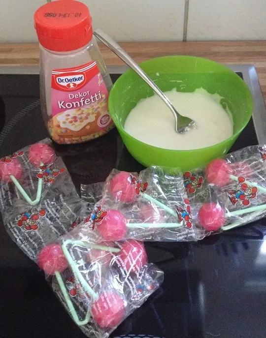 Zutaten für die Muffin-Dekoration: Zuckerguss und Konfetti