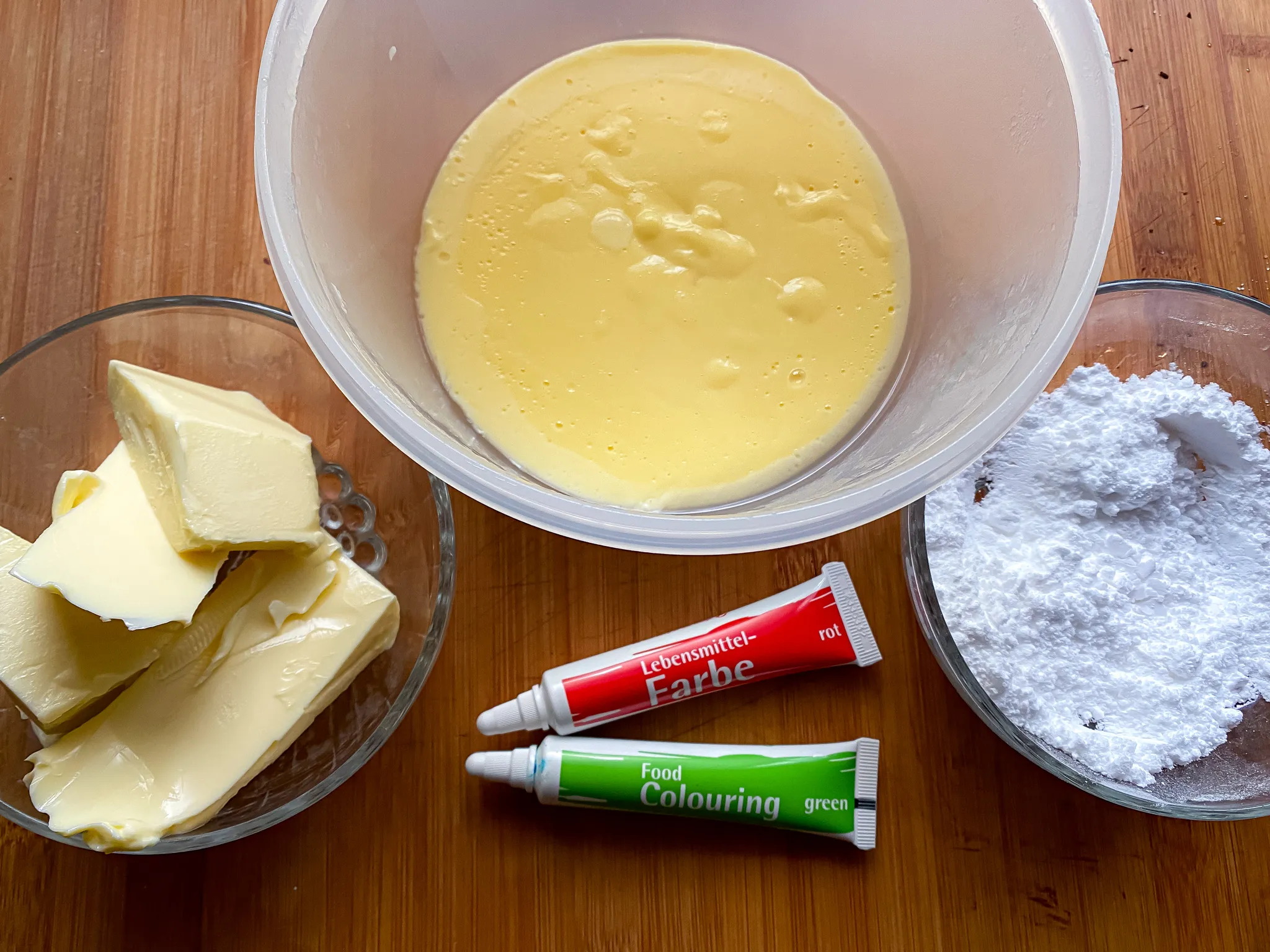 Zutaten für die rosa und grüne Buttercreme des Harry Potter Kuchens