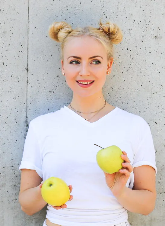 Zutaten für eine gesunde Ernährung, darunter frisches Gemüse und Vollkornprodukte, die bei der Gewichtszunahme helfen