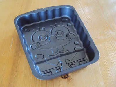 Zutaten für einen saftigen Rührkuchen auf einer Arbeitsplatte