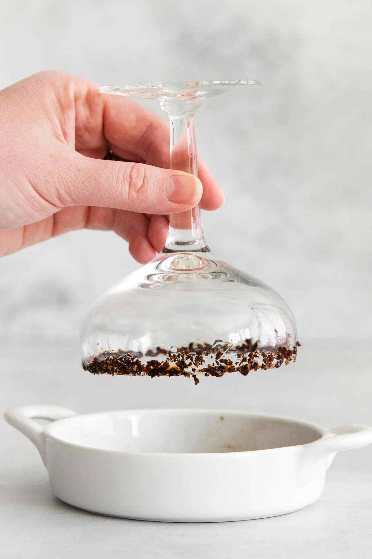 Zutaten für einen veganen Espresso Martini in einem Glas mit Eis