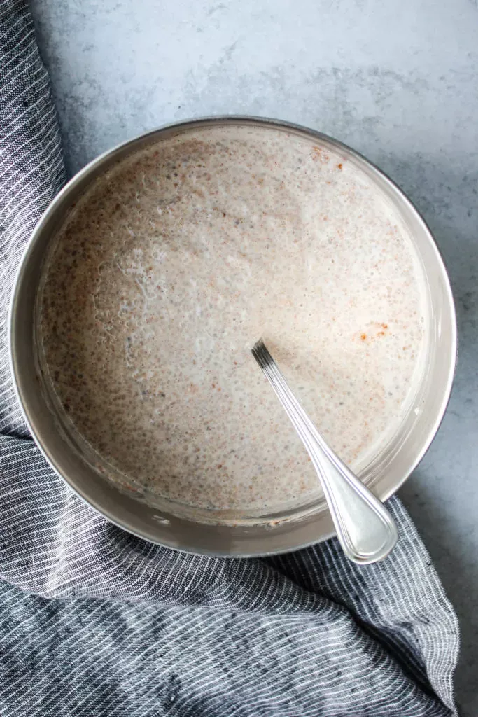 Zutaten für Kefir Chiasamen Pudding werden gemischt