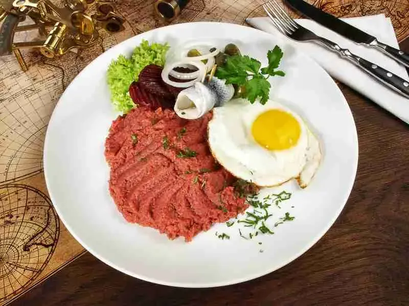 Zutaten für Labskaus: Kartoffeln, Rote Bete, Pökelfleisch und Essiggurken