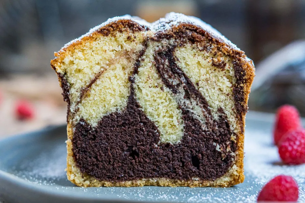 Zutaten für Marmorkuchen auf einer Küchenplatte bereitgestellt