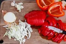 Zutaten für Putengeschnetzeltes werden vorbereitet