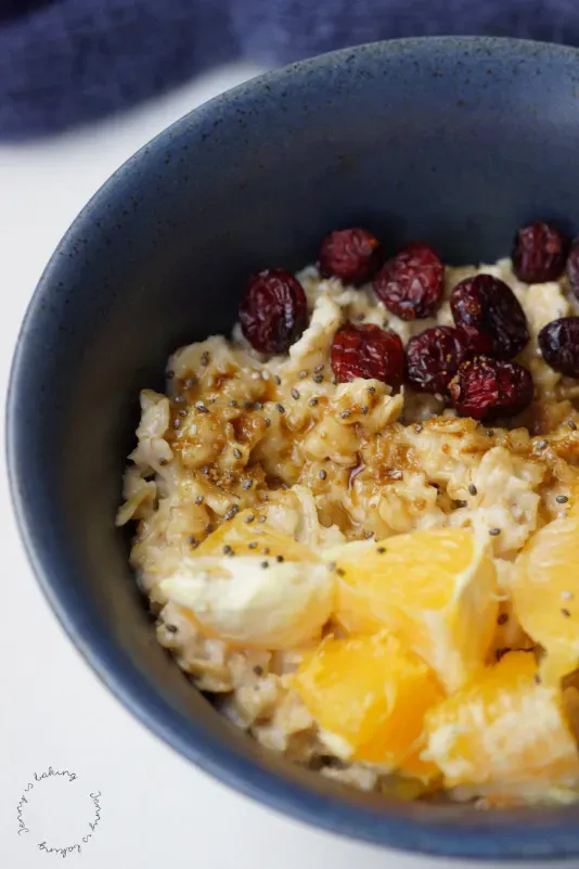 Zutaten für selbstgemachten Porridge auf einem Schneidebrett