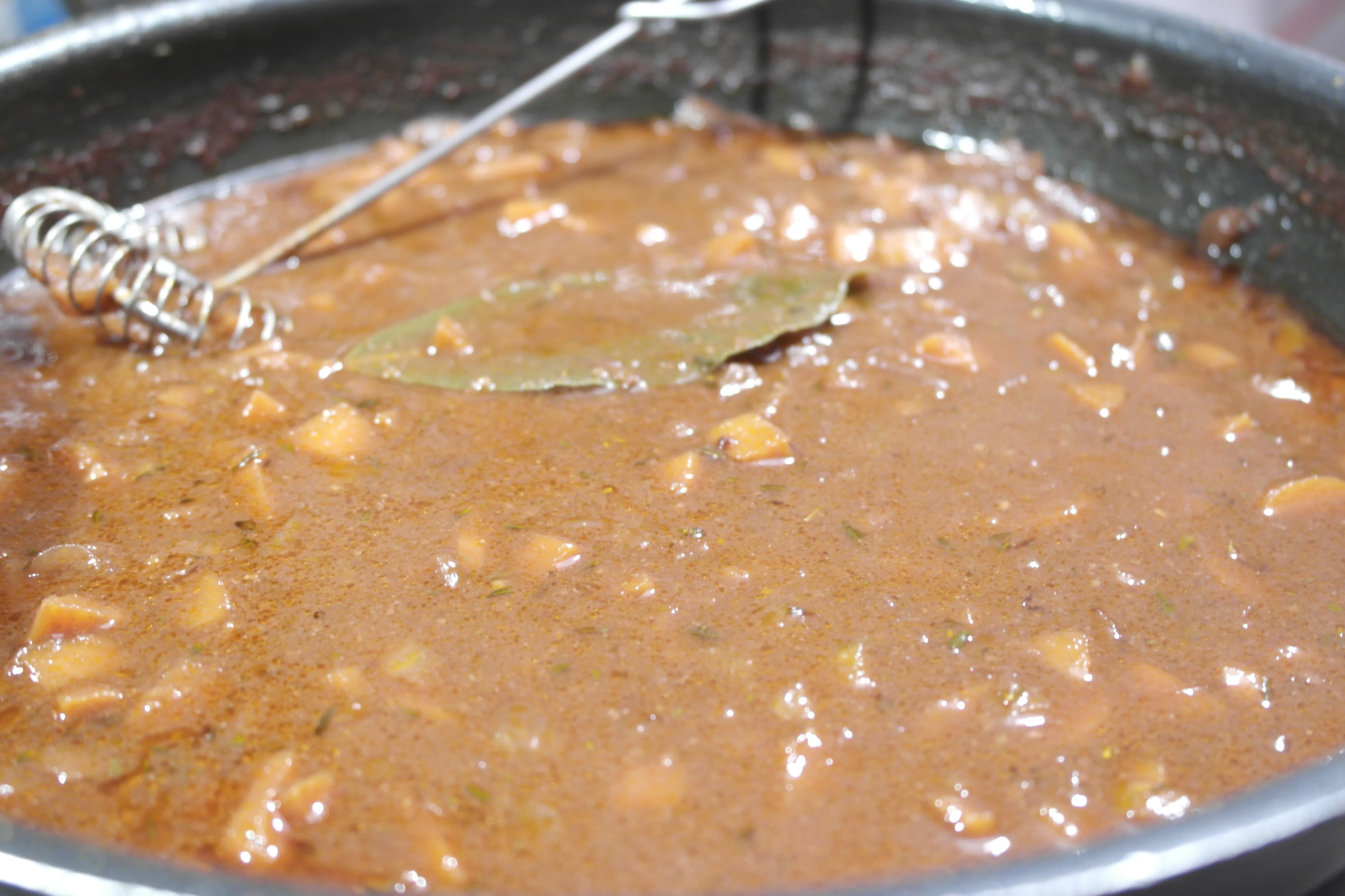 Zutaten für vegane Bratensoße auf einem Holztisch