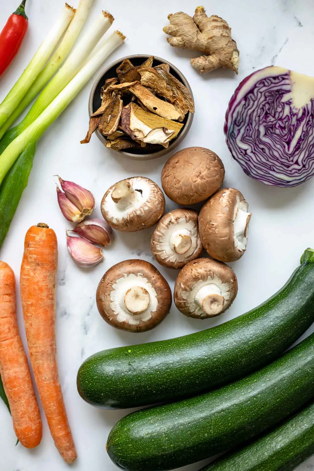 Zutaten für vegane Zoodle Ramen Suppe (einfaches Rezept)