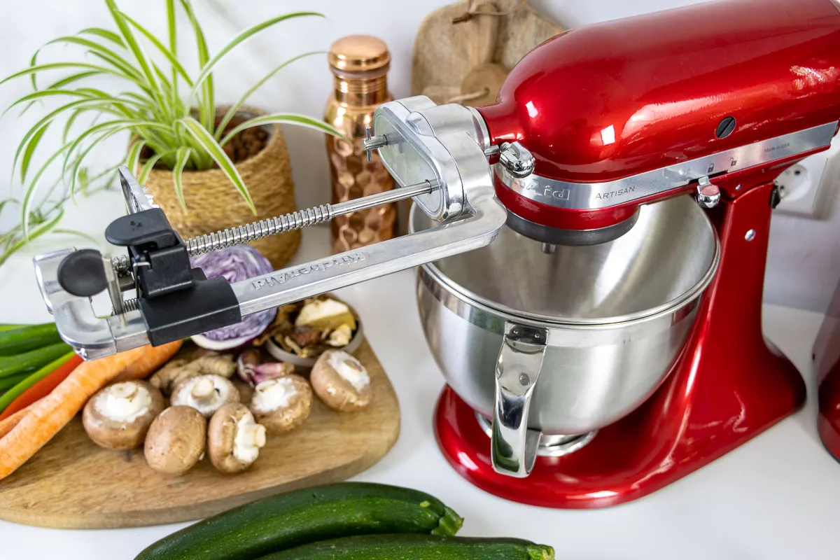 Zutaten und Spiralschneider für Zoodle Ramen Suppe