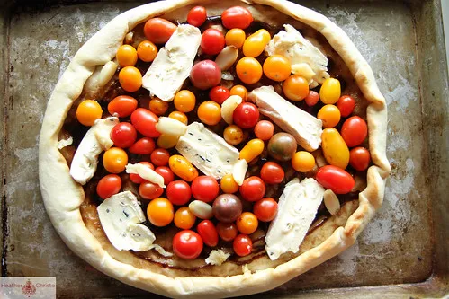 Zutaten werden auf der Pizza verteilt