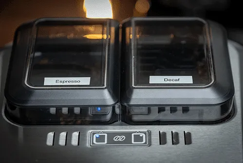 Zwei Bohnenfächer und zwei Mahlwerke