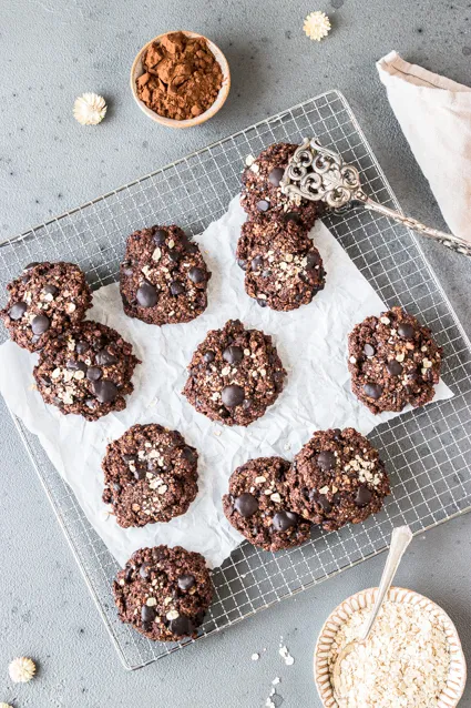 Zwei fertige Schoko-Hafer Kekse mit Schokochips