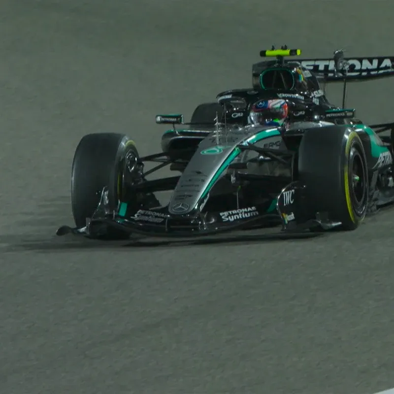 Zwei Formel-1-Wagen rasen nebeneinander auf der Strecke