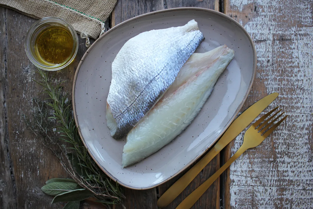 Zwei frische Doradenfilets, bereit zur Zubereitung