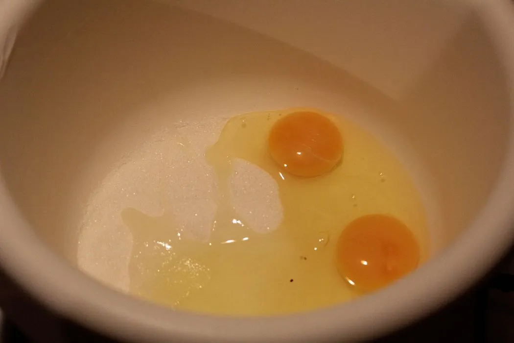 Zwei frische Eier in einer Rührschüssel