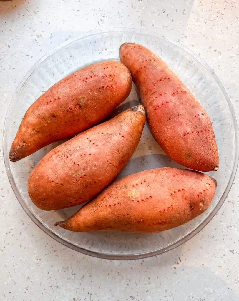 Zwei gefüllte Süßkartoffeln aus dem Ofen mit Topping