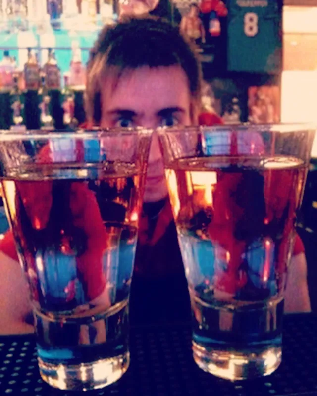 Zwei Gläser, eines zeigt den "Wściekły Pies" und das andere die "Polnische Flagge" Variante