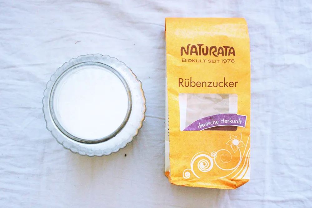 Zwei Gläser mit Rübenzucker und Zucker, bereit zur Verwendung im Rezept