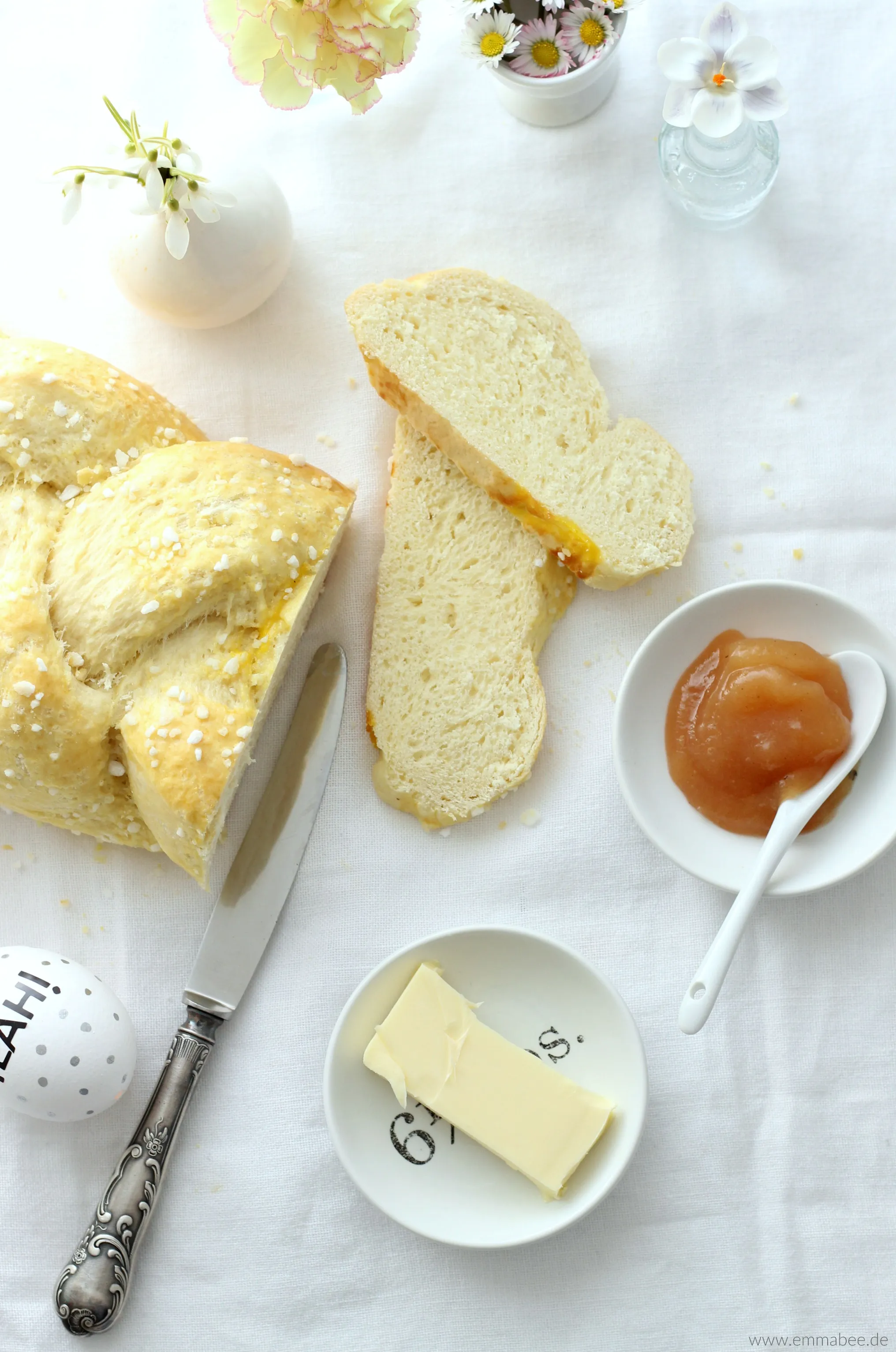 Zwei goldbraun gebackene Hefezöpfe auf einem Backblech mit Hagelzucker bestreut